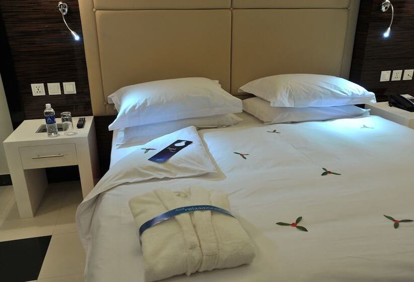 سوییت با چشم‌انداز استخر, Radisson Blu Hotel Lusaka