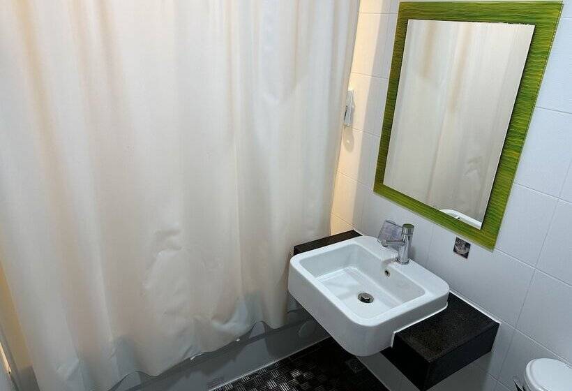 اتاق لوکس چهار تخته, Young Soarlan Hotel   Tainan