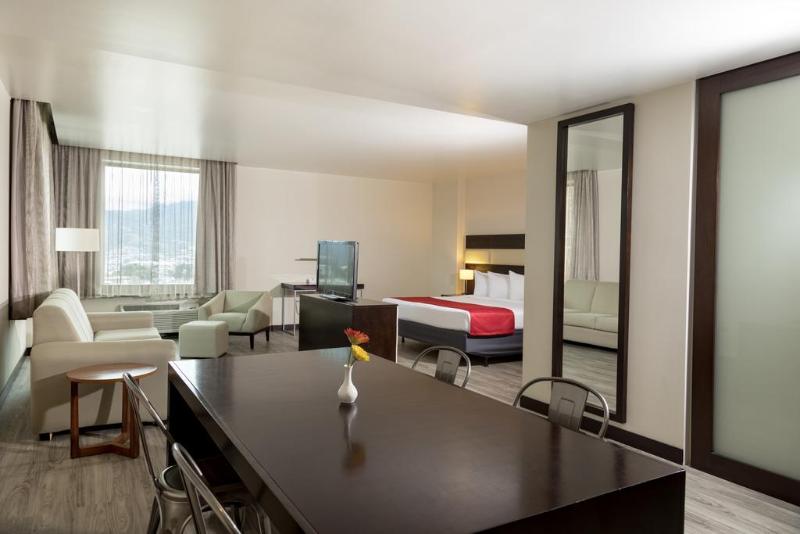 스위트 킹사이즈 침대, Park Inn San Jose By Radisson