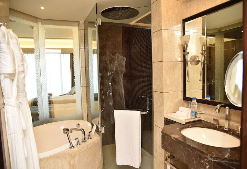 سوییت لوکس, The Leela Ambience Convention Hotel Delhi