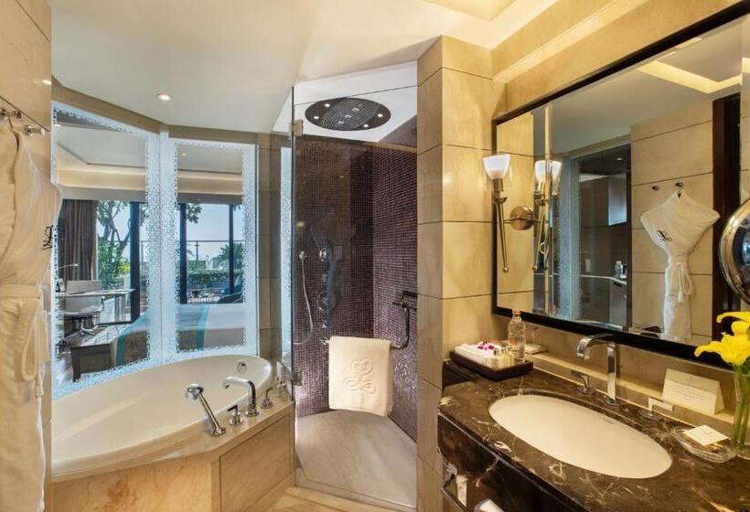 اتاق کلاب, The Leela Ambience Convention Hotel Delhi