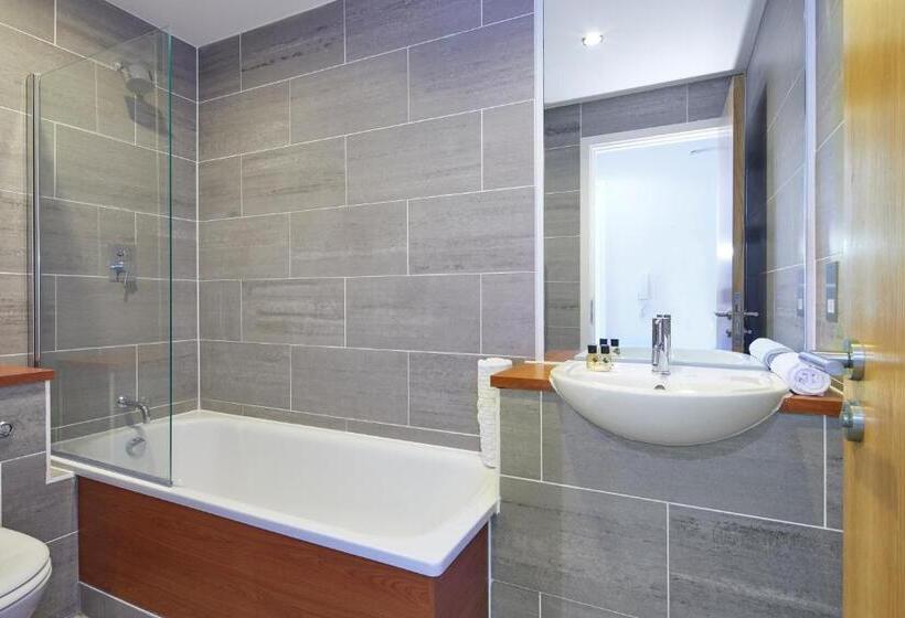Студия Стандарт, Hq Aparthotel Farnborough