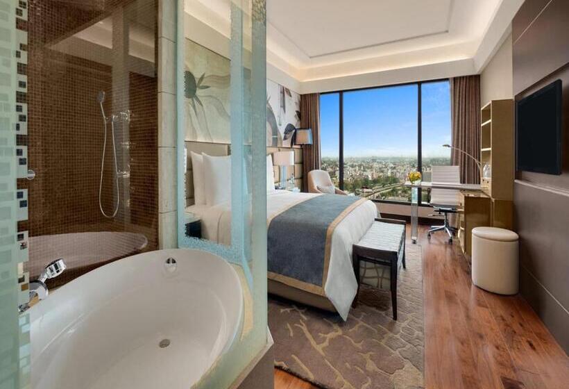 اتاق کلاب, The Leela Ambience Convention Hotel Delhi