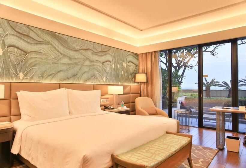 اتاق کلاب, The Leela Ambience Convention Hotel Delhi