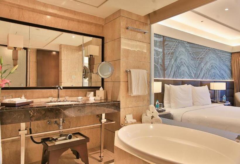 سوییت اجرایی, The Leela Ambience Convention Hotel Delhi