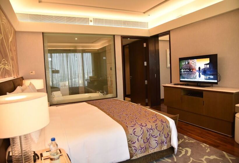اتاق کلاب, The Leela Ambience Convention Hotel Delhi