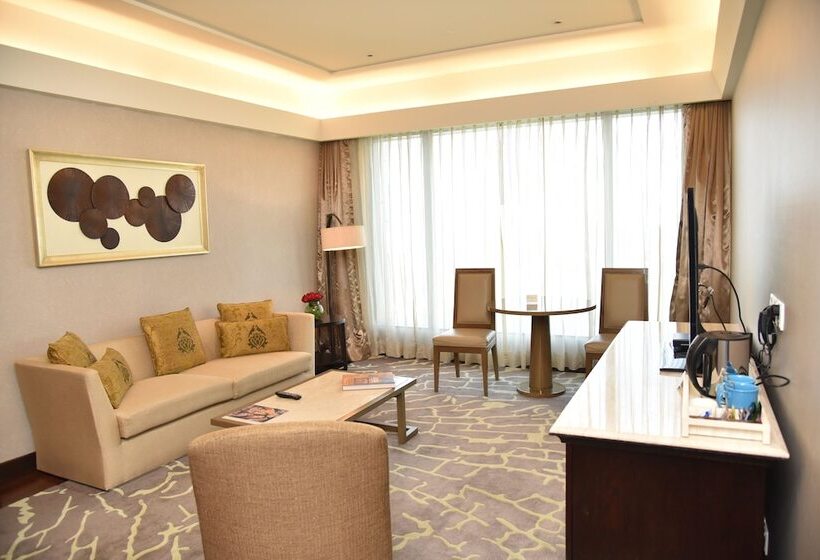 سوییت لوکس, The Leela Ambience Convention Hotel Delhi