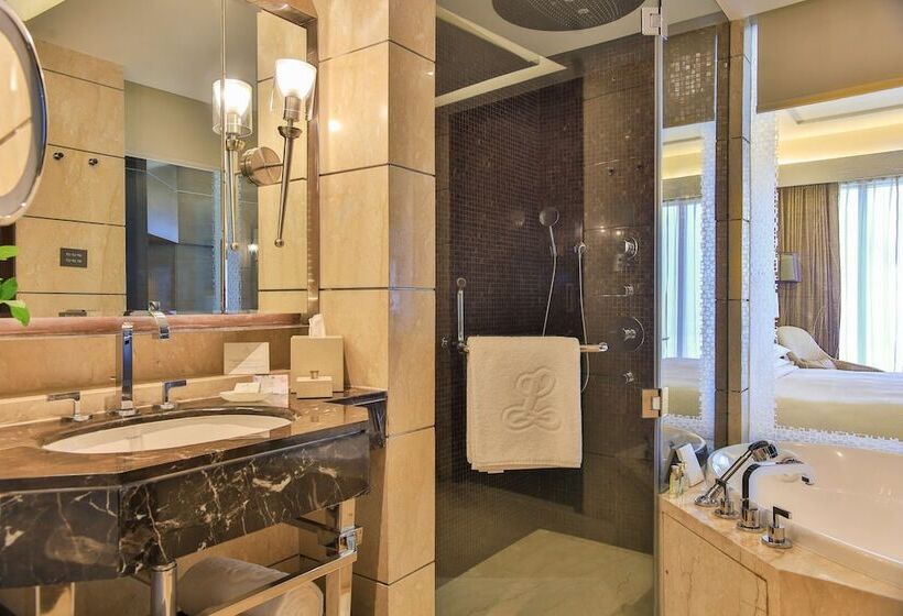 اتاق پرمیوم, The Leela Ambience Convention Hotel Delhi
