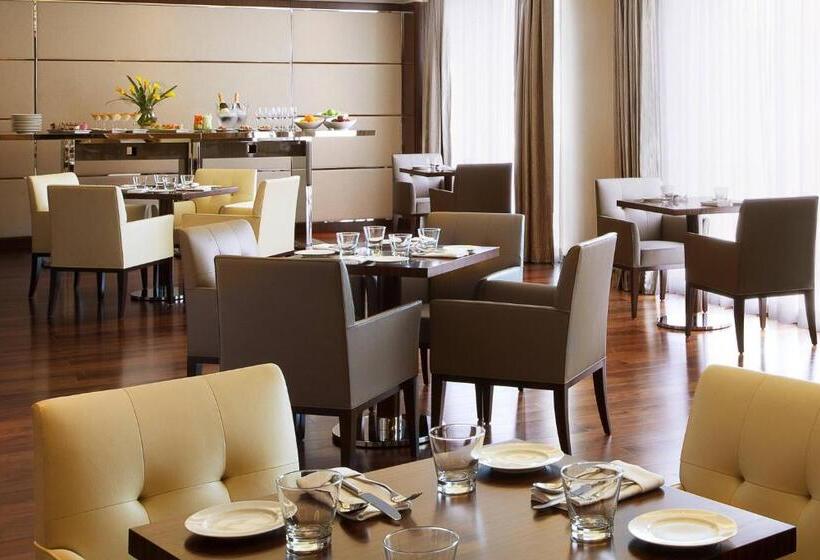 Люкс Повышенной Комфортности, Courtyard By Marriott Kochi Airport