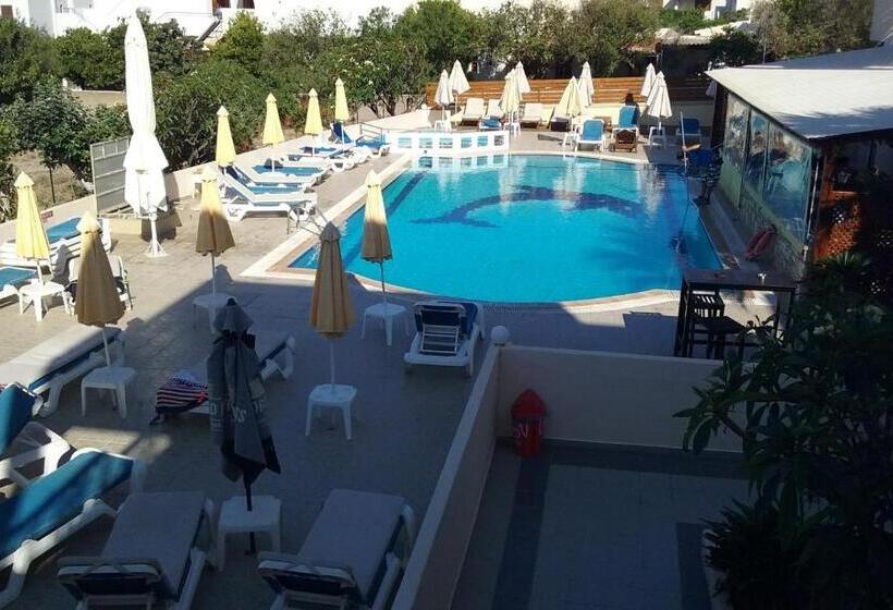 سوییت با چشم‌انداز استخر, Summer Memories Apart