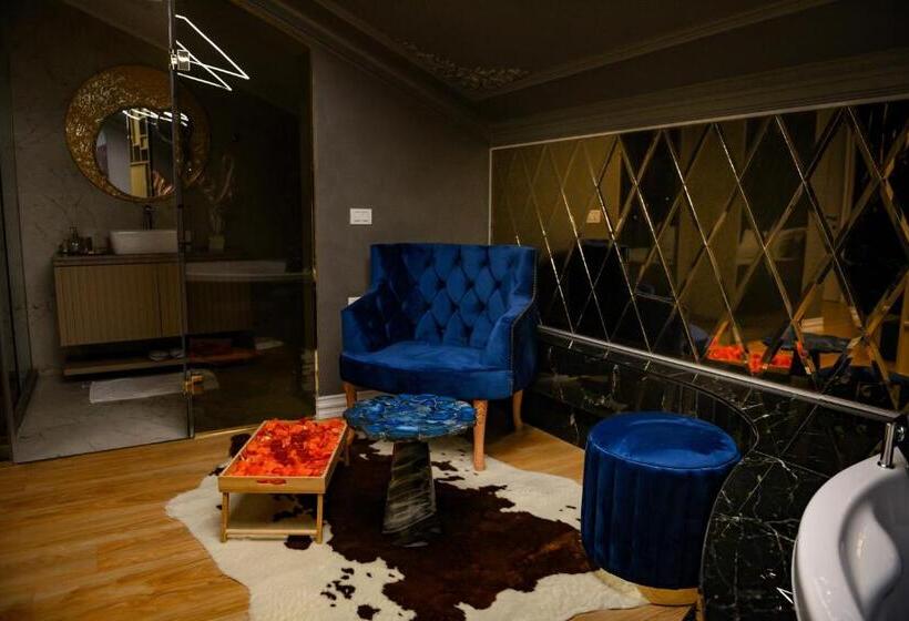 سوئیت با وان آب گرم, Rose Boutique