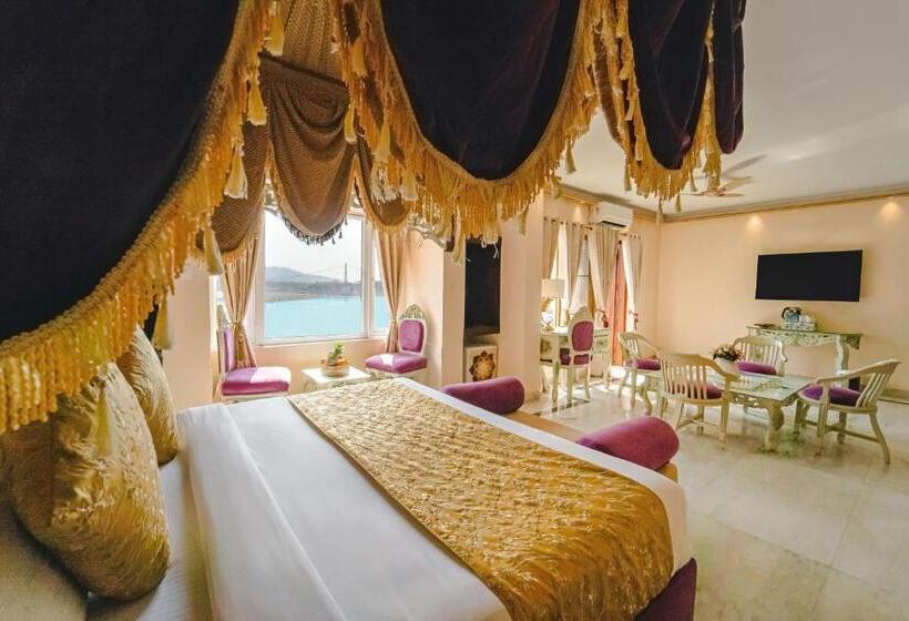 جناح, The Neeraj Ganga Heritage Palace