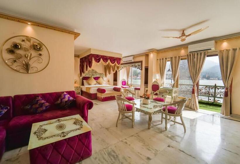 جناح, The Neeraj Ganga Heritage Palace