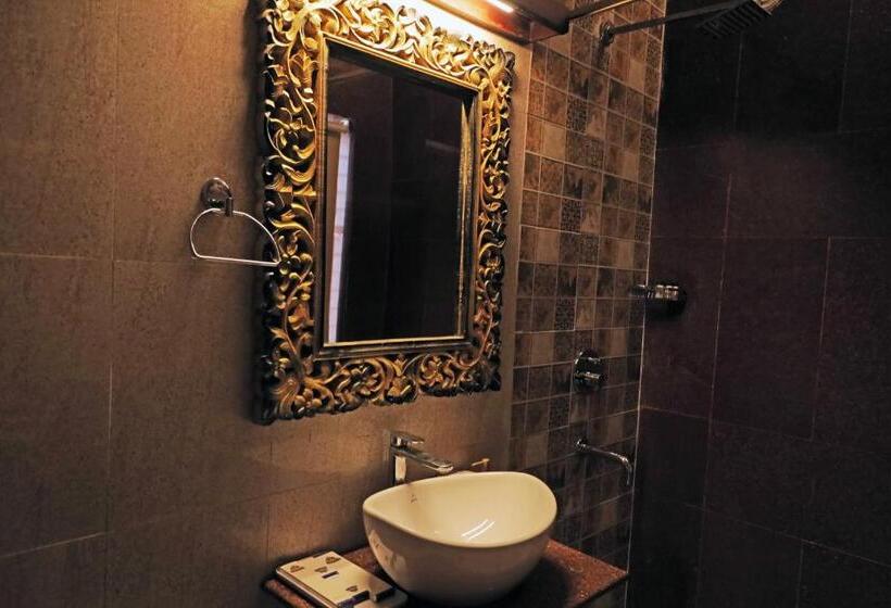غرفة عائلية مطلّة علي الحديقة, The Neeraj Ganga Heritage Palace