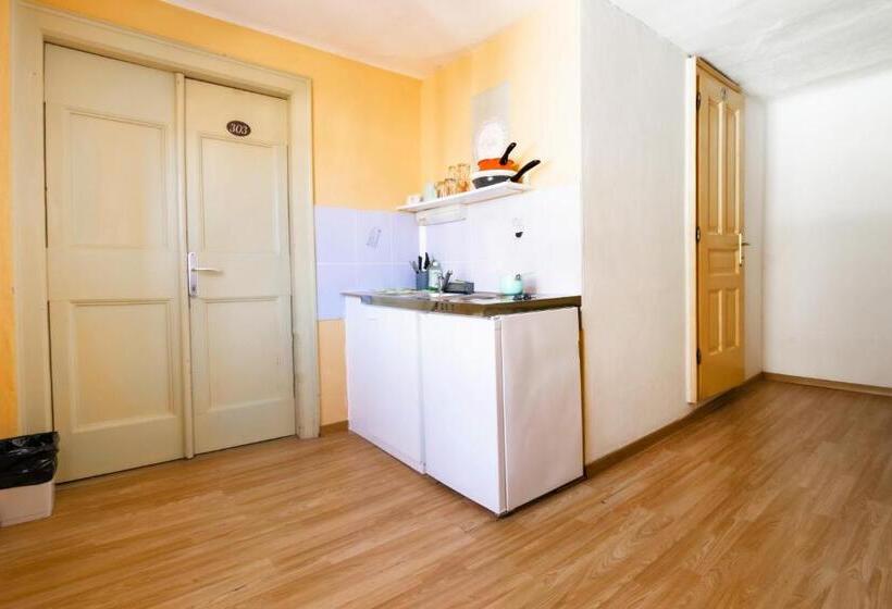 اتاق استاندارد یک تخته با سرویس بهداشتی مشترک, Hostel Martin
