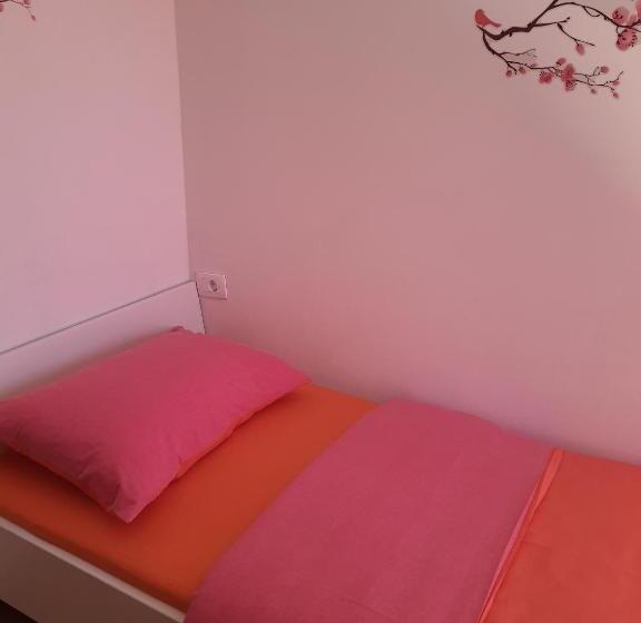 اتاق استاندارد یک تخته با سرویس بهداشتی مشترک, Hostel Martin