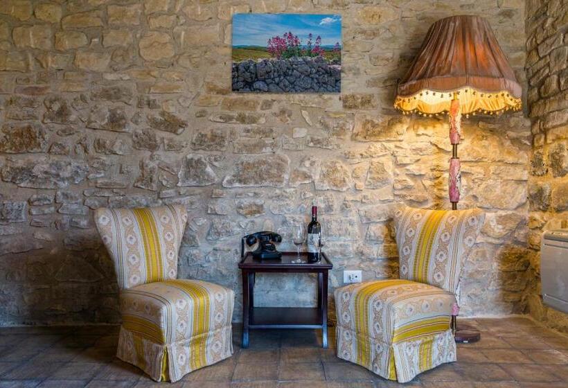 Номер Стандарт Вид на Бассейн, Masseria Fortificata Lo Zafferaneto