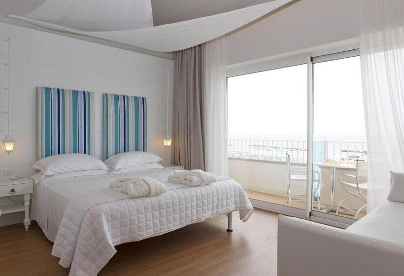 سوییت جونیور با چشم‌انداز دریا, Luxor Cattolica Beach