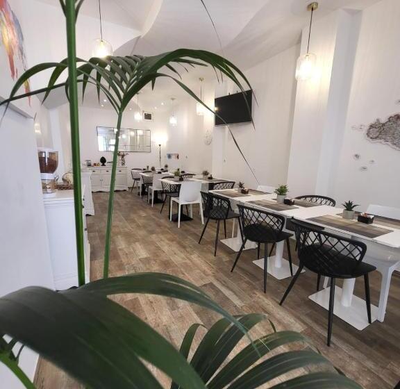 غرفة كومفورت ثلاثية, Atrium