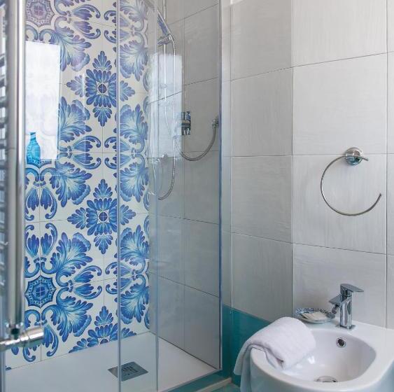 اتاق لوکس با بالکن و چشم‌انداز دریا, Villa Fontana Limite