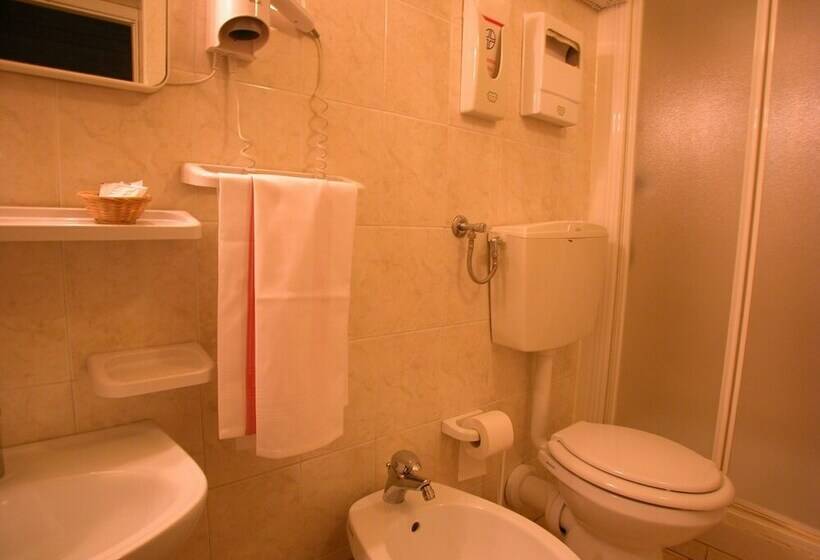 اتاق استاندارد سه نفره, Albergo Il Giglio