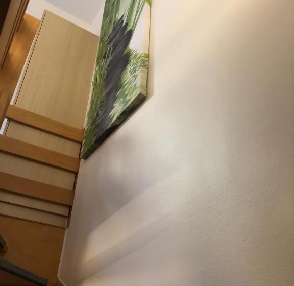 豪华三人间, Asiris