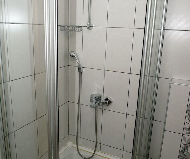 اتاق استاندارد سه نفره, Tayahatun