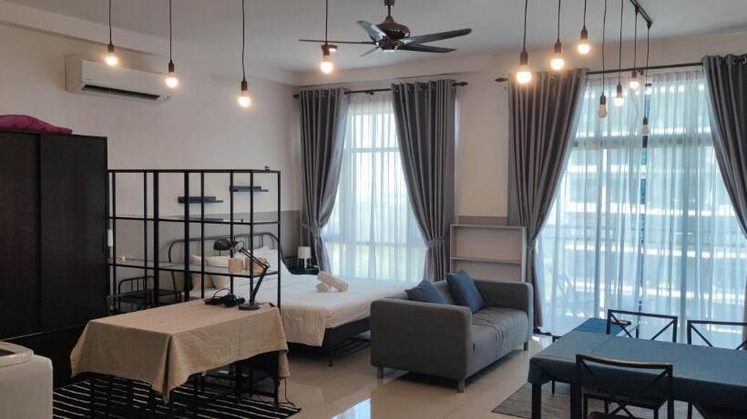 디럭스 스튜디오, Molek Regency Taman Molek