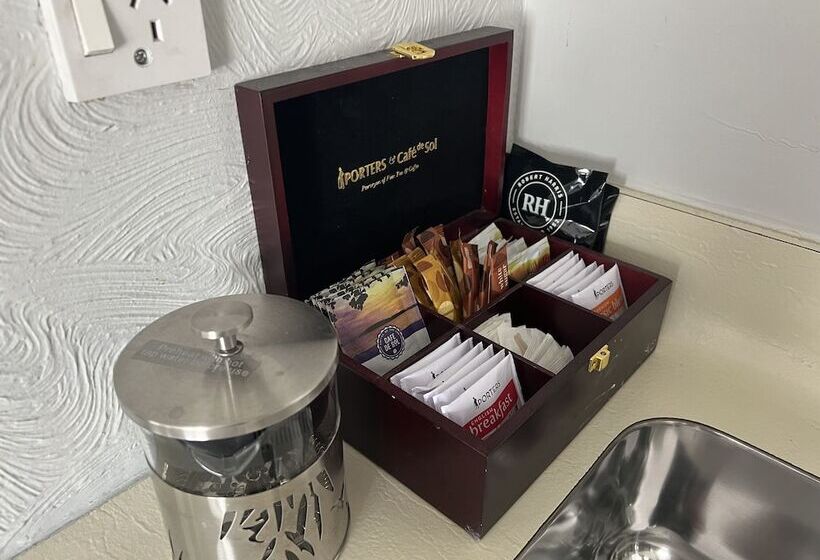 استودیوی استاندارد, Avenue Motel Palmerston North