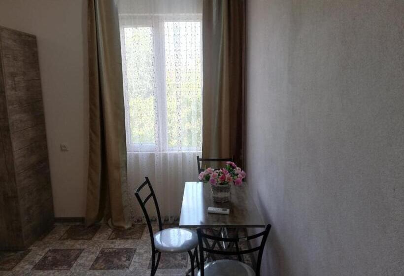 اتاق استاندارد سه نفره, Naziti House