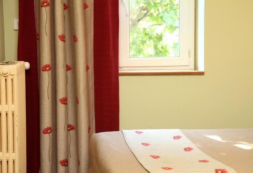 Номер Стандарт Трехместный, Logis Hotel Le Clos Des Oliviers