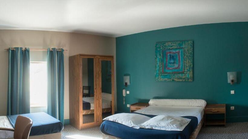 Четырехместный Номер Стандарт, Logis Hotel Le Clos Des Oliviers