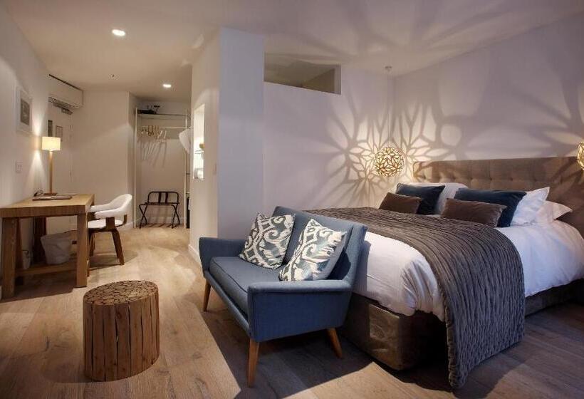 Номер Клуб, Petit Hôtel Confidentiel