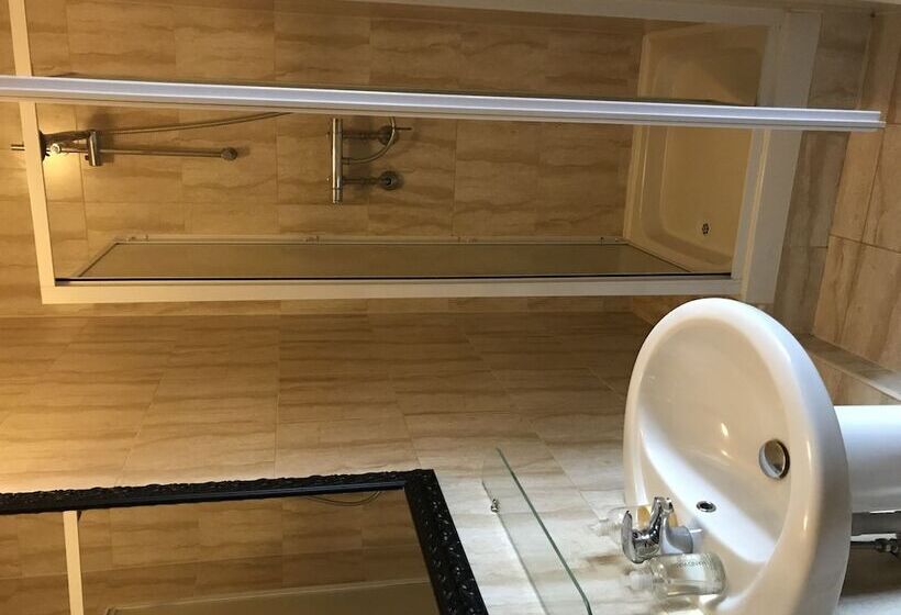 Номер Стандарт Трехместный, Sheil Suites