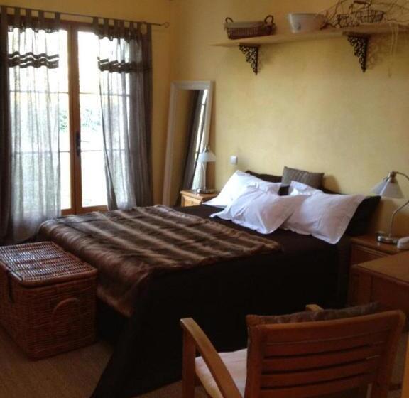 اتاق استاندارد چهار تخته, Logis Hotel La Grange Du Relais