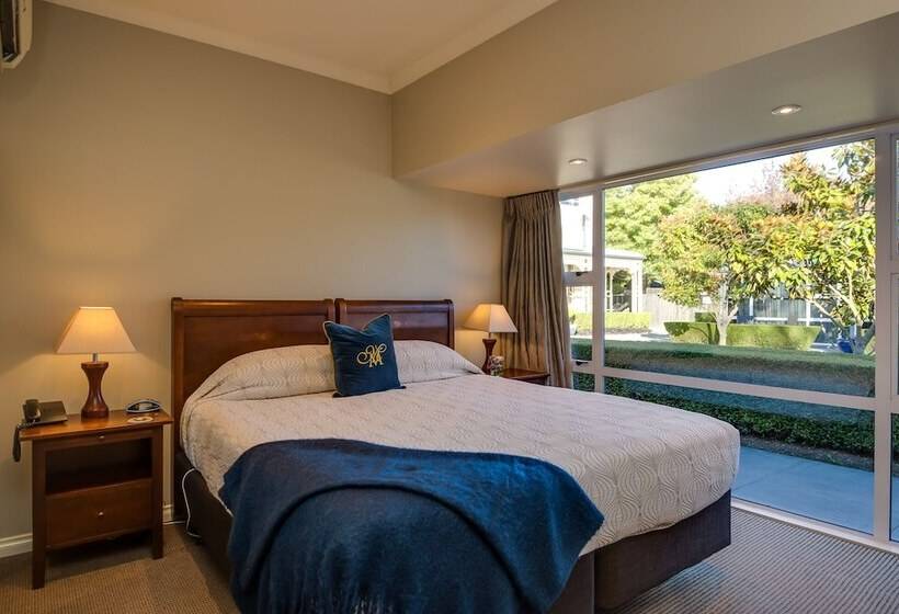 Студия Superior, Merivale Manor