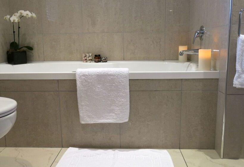 إستوديو سوبيريور, Merivale Manor