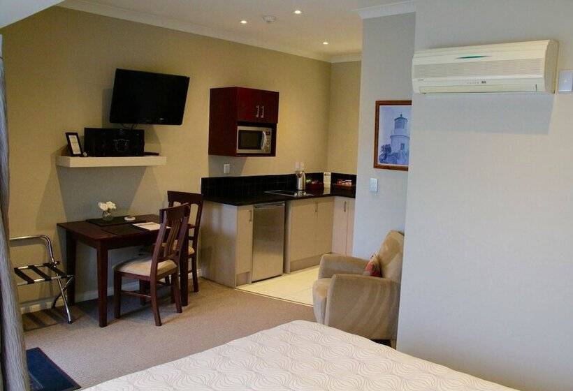 Студия Superior, Merivale Manor
