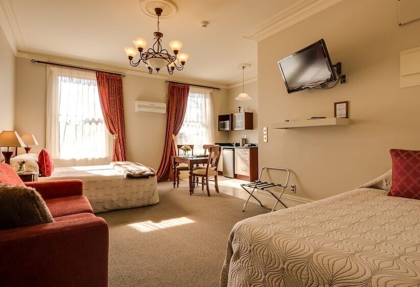 إستديو عائلى, Merivale Manor