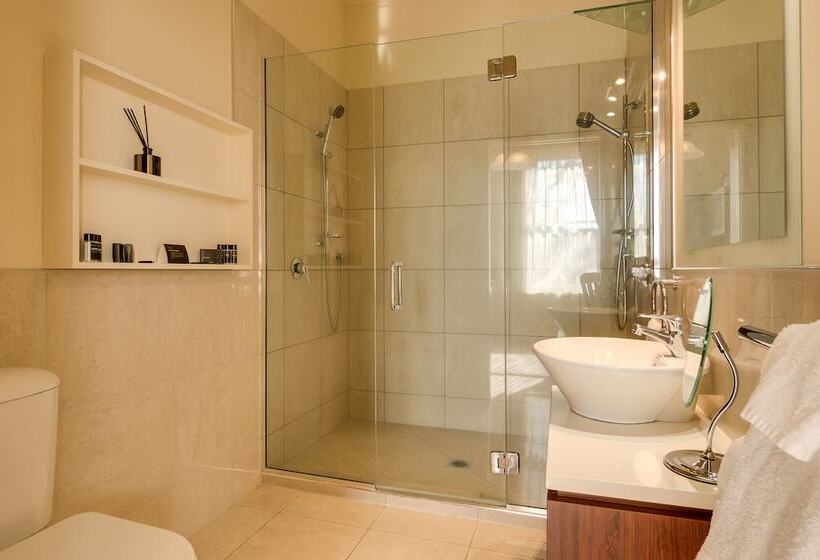 إستديو عائلى, Merivale Manor