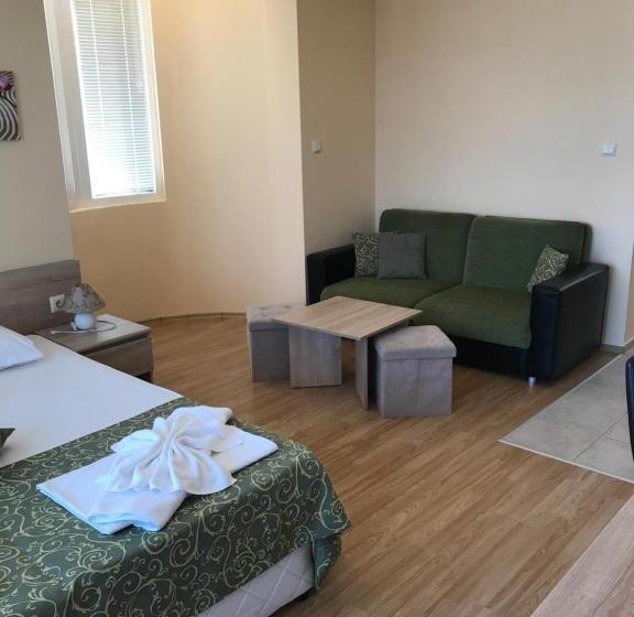 اتاق خانوادگی با چشم‌انداز دریا, Villa Maria 2