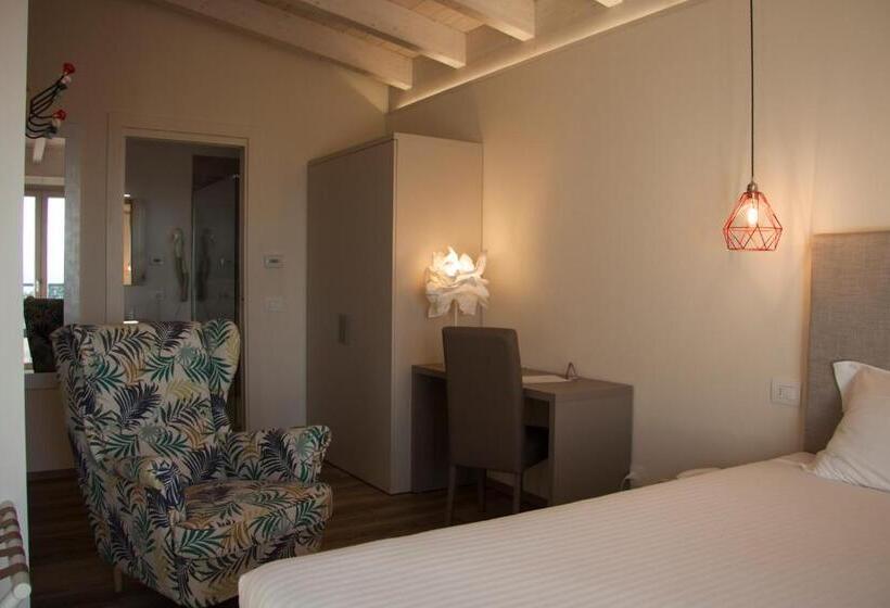 Superior room with lake view, Berta