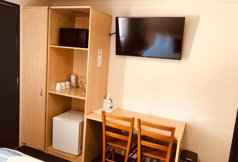 Семейный Номер, Red Cedar Motel