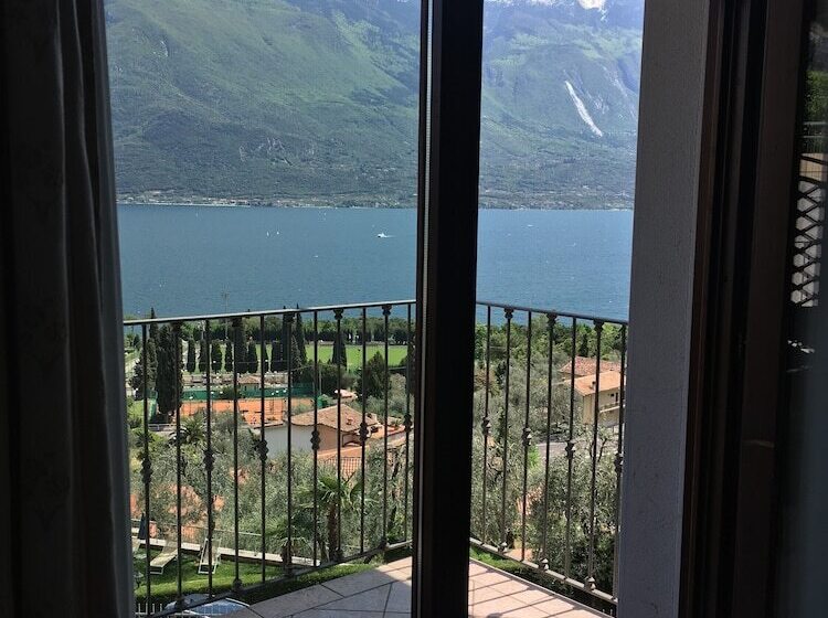 اتاق لوکس با چشم‌انداز دریاچه, Villa Belvedere