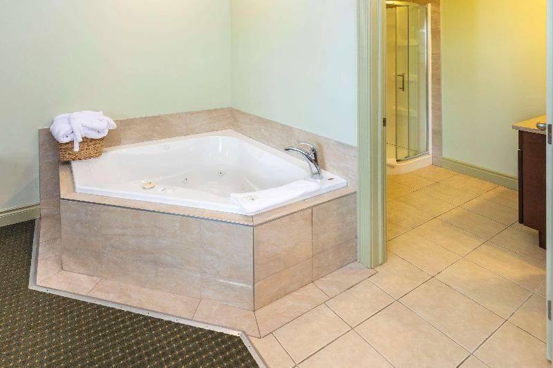스위트 킹사이즈 침대, Quality Inn & Suites