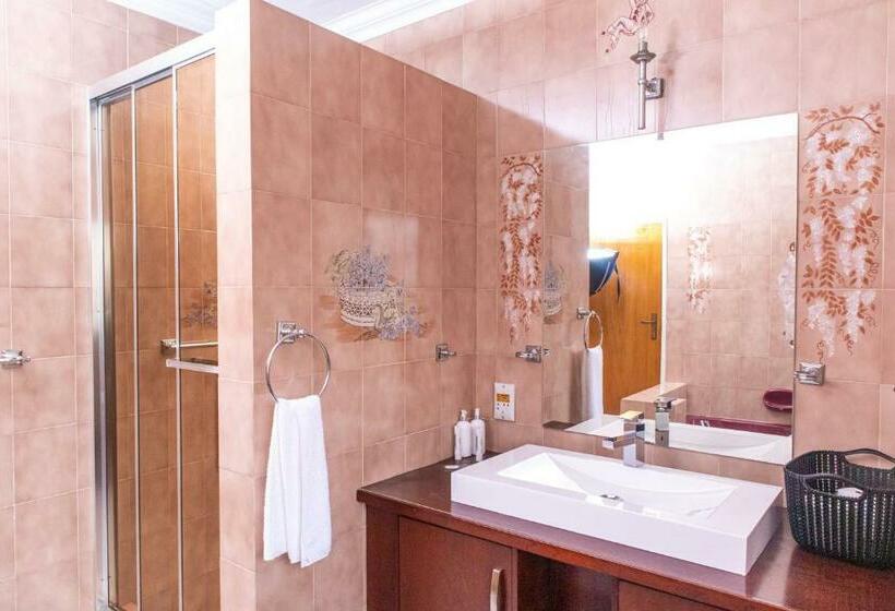 발코니가 있는 스위트, Chic Guest House & Solar System Free From Load Shedding