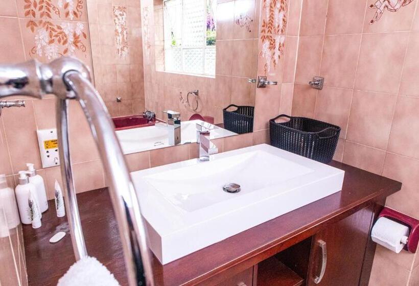 스위트, Chic Guest House & Solar System Free From Load Shedding