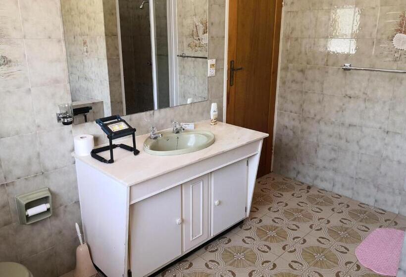 이코노미 싱글 룸, Chic Guest House & Solar System Free From Load Shedding