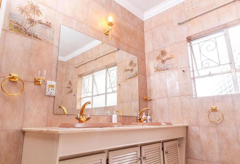 풀장 전망 스위트, Chic Guest House & Solar System Free From Load Shedding