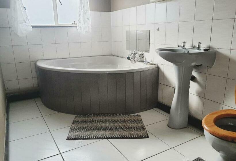 Семейный Номер, Ay Jay S Guesthouse